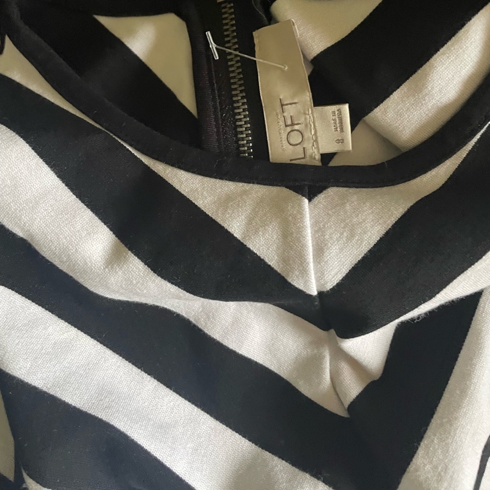 ‧₊˚✮ Striped Chevron Bodycon NWOT Work Heavy Fabric Day to Night - Picture 5 of 12